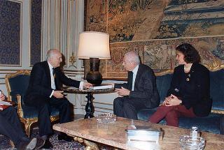 Il Presidente della Repubblica Oscar Luigi Scalfaro riceve Giorgio Fattori, presidente della RCS Editori, per presentare la "Nuova Enciclopedia universale Rizzoli Larousse"
