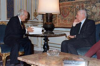 Il Presidente della Repubblica Oscar Luigi Scalfaro riceve Giorgio Fattori, presidente della RCS Editori, per presentare la "Nuova Enciclopedia universale Rizzoli Larousse"