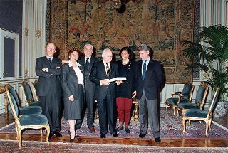 Il Presidente della Repubblica Oscar Luigi Scalfaro riceve Giorgio Fattori, presidente della RCS Editori, per presentare la "Nuova Enciclopedia universale Rizzoli Larousse"