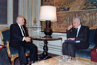 Il Presidente della Repubblica Oscar Luigi Scalfaro riceve Giorgio Fattori, presidente della RCS Editori, per presentare la "Nuova Enciclopedia universale Rizzoli Larousse"
