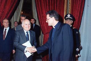 Incontro del Presidente della Repubblica Oscar Luigi Scalfaro con don Adorno Della Monaca, con gli studenti di Manciano (GR) impegnati nel &quot;Progetto giovani 1993&quot;