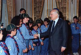 Incontro del Presidente della Repubblica Oscar Luigi Scalfaro con don Domenico Graziani, con i ragazzi del gruppo scout della Parrocchia di Botricello (CZ)