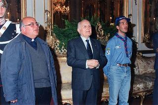 Incontro del Presidente della Repubblica Oscar Luigi Scalfaro con don Domenico Graziani, con i ragazzi del gruppo scout della Parrocchia di Botricello (CZ)