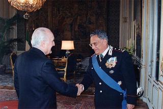 Il Presidente della Repubblica Oscar Luigi Scalfaro riceve in udienza il Generale Domenico Pisani, nuovo Comandante della 2^ divisione Carabineri Podgora