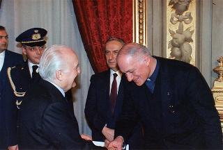 Il Presidente della Repubblica Oscar Luigi Scalfaro riceve in udienza Padre Antonio Soldà, rettore dell'Istituto Santa Maria di Verbania Pallanza, con delegazione di studenti
