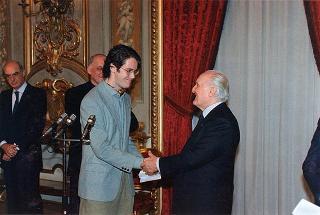 Il Presidente della Repubblica Oscar Luigi Scalfaro riceve in udienza Padre Antonio Soldà, rettore dell'Istituto Santa Maria di Verbania Pallanza, con delegazione di studenti