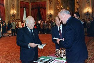 Il Presidente della Repubblica Oscar Luigi Scalfaro riceve in udienza Padre Antonio Soldà, rettore dell'Istituto Santa Maria di Verbania Pallanza, con delegazione di studenti