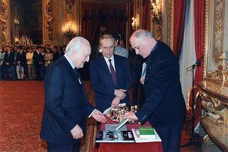 Il Presidente della Repubblica Oscar Luigi Scalfaro riceve in udienza Padre Antonio Soldà, rettore dell'Istituto Santa Maria di Verbania Pallanza, con delegazione di studenti