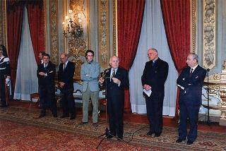 Il Presidente della Repubblica Oscar Luigi Scalfaro riceve in udienza Padre Antonio Soldà, rettore dell'Istituto Santa Maria di Verbania Pallanza, con delegazione di studenti