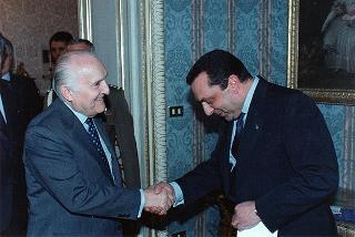 Il Presidente della Repubblica Oscar Luigi Scalfaro riceve in udienza i vincitori delle borse di studio assegnate dai Club Rotary della città di Roma agli orfani dei caduti delle Forze dell'ordine