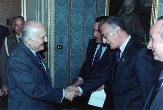 Il Presidente della Repubblica Oscar Luigi Scalfaro riceve in udienza i vincitori delle borse di studio assegnate dai Club Rotary della città di Roma agli orfani dei caduti delle Forze dell'ordine