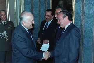 Il Presidente della Repubblica Oscar Luigi Scalfaro riceve in udienza i vincitori delle borse di studio assegnate dai Club Rotary della città di Roma agli orfani dei caduti delle Forze dell'ordine