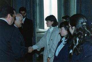 Il Presidente della Repubblica Oscar Luigi Scalfaro riceve in udienza i vincitori delle borse di studio assegnate dai Club Rotary della città di Roma agli orfani dei caduti delle Forze dell'ordine