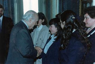 Il Presidente della Repubblica Oscar Luigi Scalfaro riceve in udienza i vincitori delle borse di studio assegnate dai Club Rotary della città di Roma agli orfani dei caduti delle Forze dell'ordine