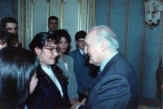 Il Presidente della Repubblica Oscar Luigi Scalfaro riceve in udienza i vincitori delle borse di studio assegnate dai Club Rotary della città di Roma agli orfani dei caduti delle Forze dell'ordine