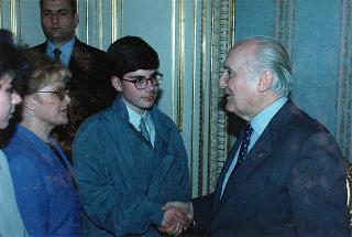 Il Presidente della Repubblica Oscar Luigi Scalfaro riceve in udienza i vincitori delle borse di studio assegnate dai Club Rotary della città di Roma agli orfani dei caduti delle Forze dell'ordine