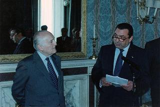 Il Presidente della Repubblica Oscar Luigi Scalfaro riceve in udienza i vincitori delle borse di studio assegnate dai Club Rotary della città di Roma agli orfani dei caduti delle Forze dell'ordine