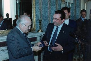 Il Presidente della Repubblica Oscar Luigi Scalfaro riceve in udienza i vincitori delle borse di studio assegnate dai Club Rotary della città di Roma agli orfani dei caduti delle Forze dell'ordine