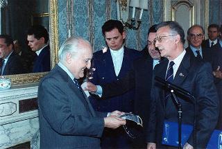 Il Presidente della Repubblica Oscar Luigi Scalfaro riceve in udienza i vincitori delle borse di studio assegnate dai Club Rotary della città di Roma agli orfani dei caduti delle Forze dell'ordine