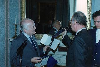 Il Presidente della Repubblica Oscar Luigi Scalfaro riceve in udienza i vincitori delle borse di studio assegnate dai Club Rotary della città di Roma agli orfani dei caduti delle Forze dell'ordine