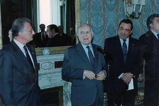 Il Presidente della Repubblica Oscar Luigi Scalfaro riceve in udienza i vincitori delle borse di studio assegnate dai Club Rotary della città di Roma agli orfani dei caduti delle Forze dell'ordine