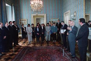 Il Presidente della Repubblica Oscar Luigi Scalfaro riceve in udienza i vincitori delle borse di studio assegnate dai Club Rotary della città di Roma agli orfani dei caduti delle Forze dell'ordine