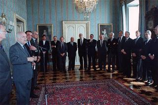 Il Presidente della Repubblica Oscar Luigi Scalfaro riceve in udienza i vincitori delle borse di studio assegnate dai Club Rotary della città di Roma agli orfani dei caduti delle Forze dell'ordine