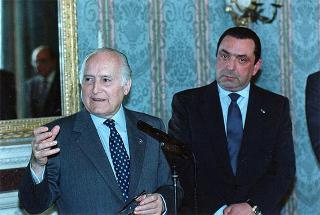 Il Presidente della Repubblica Oscar Luigi Scalfaro riceve in udienza i vincitori delle borse di studio assegnate dai Club Rotary della città di Roma agli orfani dei caduti delle Forze dell'ordine