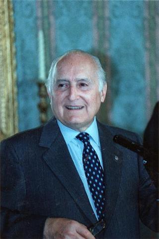 Il Presidente della Repubblica Oscar Luigi Scalfaro riceve in udienza i vincitori delle borse di studio assegnate dai Club Rotary della città di Roma agli orfani dei caduti delle Forze dell'ordine