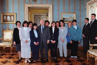 Il Presidente della Repubblica Oscar Luigi Scalfaro riceve in udienza i vincitori delle borse di studio assegnate dai Club Rotary della città di Roma agli orfani dei caduti delle Forze dell'ordine