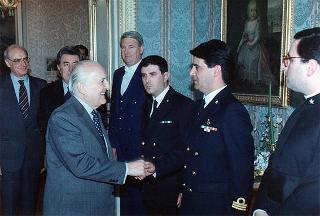 Il Presidente della Repubblica Oscar Luigi Scalfaro riceve una delegazione di allievi sottufficiali della Marina in servizio di guardia d'onore al Palazzo del Quirinale