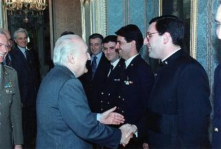 Il Presidente della Repubblica Oscar Luigi Scalfaro riceve una delegazione di allievi sottufficiali della Marina in servizio di guardia d'onore al Palazzo del Quirinale