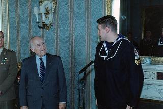 Il Presidente della Repubblica Oscar Luigi Scalfaro riceve una delegazione di allievi sottufficiali della Marina in servizio di guardia d'onore al Palazzo del Quirinale