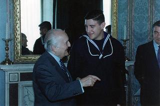 Il Presidente della Repubblica Oscar Luigi Scalfaro riceve una delegazione di allievi sottufficiali della Marina in servizio di guardia d'onore al Palazzo del Quirinale