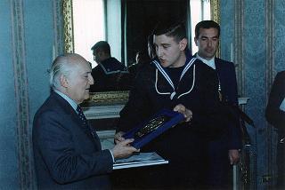 Il Presidente della Repubblica Oscar Luigi Scalfaro riceve una delegazione di allievi sottufficiali della Marina in servizio di guardia d'onore al Palazzo del Quirinale