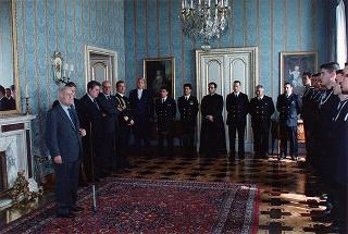 Il Presidente della Repubblica Oscar Luigi Scalfaro riceve una delegazione di allievi sottufficiali della Marina in servizio di guardia d'onore al Palazzo del Quirinale