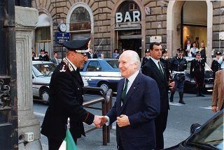 Intervento del Presidente della Repubblica Oscar Luigi Scalfaro alla cerimonia di deposizione di una corona d'alloro presso la Caserma Sanfront a Roma