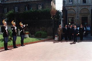 Intervento del Presidente della Repubblica Oscar Luigi Scalfaro alla cerimonia di deposizione di una corona d'alloro presso la Caserma Sanfront a Roma