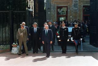 Intervento del Presidente della Repubblica Oscar Luigi Scalfaro alla cerimonia di deposizione di una corona d'alloro presso la Caserma Sanfront a Roma