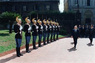 Intervento del Presidente della Repubblica Oscar Luigi Scalfaro alla cerimonia di deposizione di una corona d'alloro presso la Caserma Sanfront a Roma