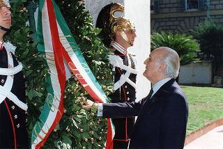 Intervento del Presidente della Repubblica Oscar Luigi Scalfaro alla cerimonia di deposizione di una corona d'alloro presso la Caserma Sanfront a Roma