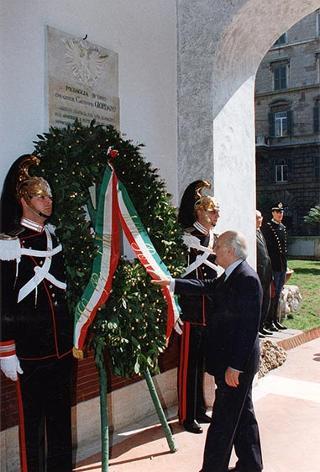 Intervento del Presidente della Repubblica Oscar Luigi Scalfaro alla cerimonia di deposizione di una corona d'alloro presso la Caserma Sanfront a Roma