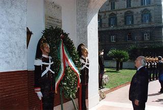 Intervento del Presidente della Repubblica Oscar Luigi Scalfaro alla cerimonia di deposizione di una corona d'alloro presso la Caserma Sanfront a Roma