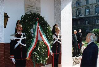 Intervento del Presidente della Repubblica Oscar Luigi Scalfaro alla cerimonia di deposizione di una corona d'alloro presso la Caserma Sanfront a Roma