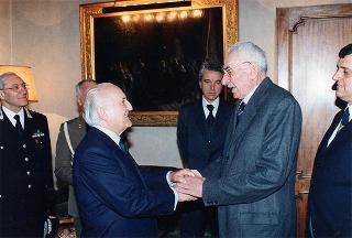 Intervento del Presidente della Repubblica Oscar Luigi Scalfaro alla cerimonia di deposizione di una corona d'alloro presso la Caserma Sanfront a Roma