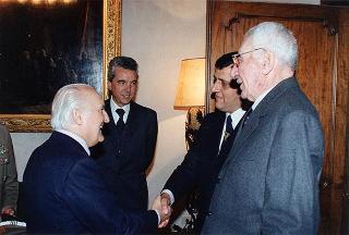 Intervento del Presidente della Repubblica Oscar Luigi Scalfaro alla cerimonia di deposizione di una corona d'alloro presso la Caserma Sanfront a Roma