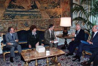 Il Presidente della Repubblica Oscar Luigi Scalfaro riceve in udienza l'arch. Bruno Signorelli, presidente della Società piemontese di archeologia e belle arti, con il Consiglio direttivo della Società