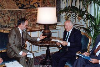 Il Presidente della Repubblica Oscar Luigi Scalfaro riceve in udienza l'arch. Bruno Signorelli, presidente della Società piemontese di archeologia e belle arti, con il Consiglio direttivo della Società