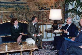 Il Presidente della Repubblica Oscar Luigi Scalfaro riceve in udienza l'arch. Bruno Signorelli, presidente della Società piemontese di archeologia e belle arti, con il Consiglio direttivo della Società