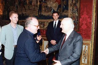 Il Presidente della Repubblica Oscar Luigi Scalfaro riceve in udienza alcuni studenti dell'Istituto tecnico industriale "Leonardo Murialdo" di Torino